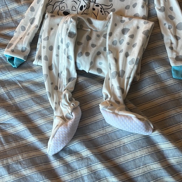 Disney baby 101 Dalmatians footer pajama set. 24m - Picture 9 of 10